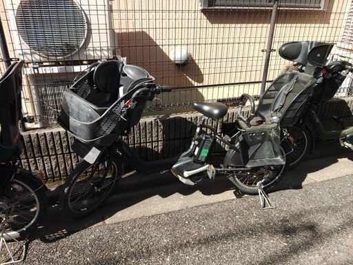 ｂ91お子様と土日も土足のまま、いろいろなタイプのご試乗が可能です。  ️２０インチ・２６インチ、チャイルドシート、３人乗り、２人乗り、１人乗り  安心保障の３カ月・無料交換保証、無料１００日間・点検サービス付き  バッテリーは、新品の９０％以上の性能を保持していて、コンディション良好です。  １回の充電で３０ｋｍ以上の走行が可能です。山手線を半周するくらい走行可能です。  ️オプション無料。後ろチャイルドシートをかごに変更して１人乗りに変更も可能です。  ２０インチ、チャ