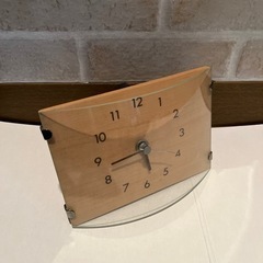 【中古品】　ウッド調文字板のテーブルクロック　置き時計　ナチュラル