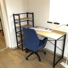 机、椅子、本棚　(Desk,  and shelf)