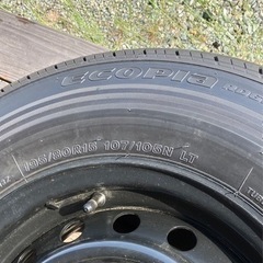 未使用　純正　ハイエース　タイヤ　×4　ホイールあり