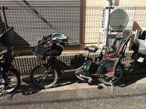 ｂ104バカ親切な電動自転車屋いろいろなタイプのご試乗が可能です。  ２０・２６インチ、チャイルドシート、２人乗り、３人乗り、１人乗り電動自転車  お子様と土日も土足のまま、いろいろなタイプのご試乗が可能です。  安心保障の３カ月・無料交換保証、無料１００日間・点検サービス付き  バッテリーは、新品の９０％以上の性能を保持していて、コンディション良好です。  １回の充電で３０ｋｍ以上の走行が可能です。山手線を半周するくらい走行可能です。  ️オプション無料。後ろチャイル