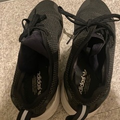 adidas スニーカー