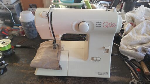 中古　シンガー Qtie コンパクト ミシン MERRITT Qt-300　　直線縫い　返し縫　確認済み