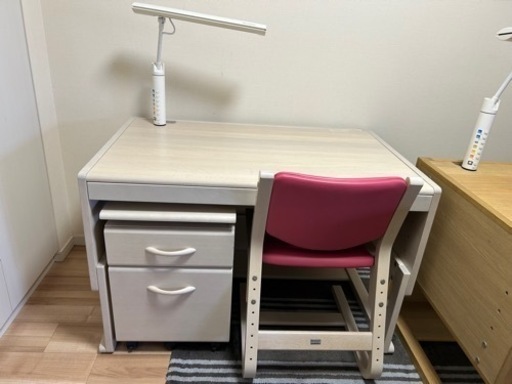 【土日引取り限定】\u003cシロ色\u003eBenesse ベネッセ×カリモク 学びデスク\u0026成長チェア\u0026整理ワゴン\u0026調光学びライト
