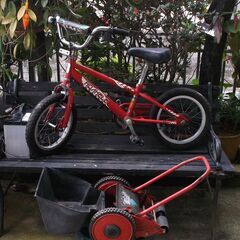 子供用自転車と芝刈り機