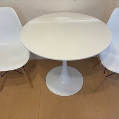 【ネット決済】値下げ！白色の丸テーブルと椅子のセット