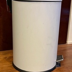 ペダル式の大きなゴミ箱　