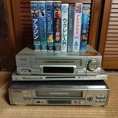 【無料】VHSビデオデッキ2台とDVDプレイヤーとビデオ各種