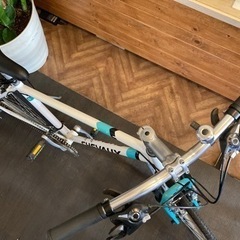 【前後タイヤ・チューブ新品！】サスペンション付き　3×7速　700×28cクロスバイク　ホワイト×ターコイズ