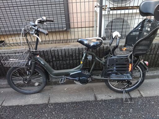 ｃ11点検無料サービス１００日間無料・安心交換３カ月保証、  ️２０・２６インチ、チャイルドシート、３人乗り、２人乗り、１人乗り、電動自転車  土日もお子様と土足のままご試乗可能です。バカ親切な電動自転車屋  オプション無料。後ろチャイルドシートをかごに変更して１人乗りに変更も可能です。  １回の充電で３０ｋｍ以上の走行が可能です。山手線を半周くらいの距離を走れます。  バッテリーは、品の９０％以上の性能を保持していて、コンディション良好です。  ２０インチ、チャイルド