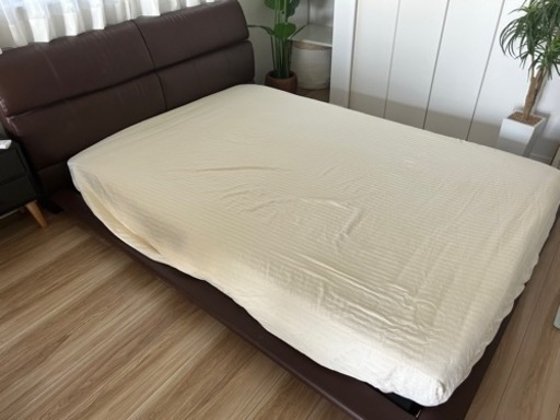 オシャレなヘッドボードのダブルベッド