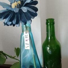 空瓶2本とお花