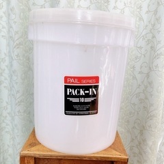 蓋つき円形プラスチック容器:容量9L:縦約28.6㎝　直径約23㎝