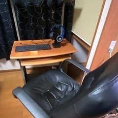 パソコンラックと椅子とキーボードその他