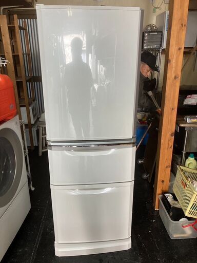 ☆中古￥10,800！【目玉商品！】MITSUBISHI　335㍑3ドア冷蔵庫　家電　2014年製　MR-C34XL-W型　幅60㎝ｘ奥行66㎝ｘ高さ168㎝　【BB206】