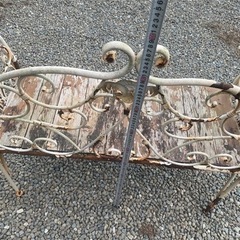 アイアンベンチ　シャビーホワイト　錆びたロココ調アイアンベンチ　ヨーロッパ風　アンティーク調　ビンテージ