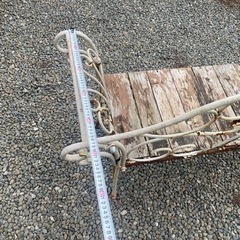 アイアンベンチ　シャビーホワイト　錆びたロココ調アイアンベンチ　ヨーロッパ風　アンティーク調　ビンテージ