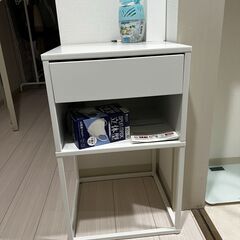 [値下げ] IKEAのサイドテーブル(VIKHAMMER)