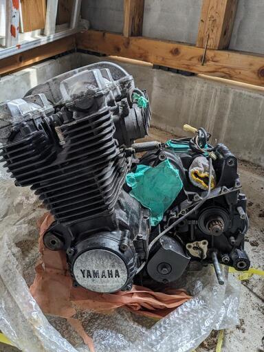 希少XJR1200逆車のフレームとエンジン