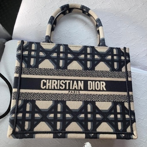 新作 Dior ブックトート