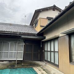 駅近くのガレージ付き中古住宅の画像