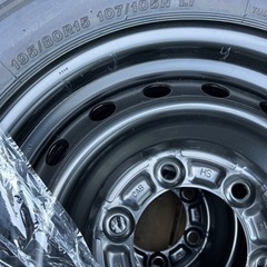 ハイエース純正ホイールとキャップ