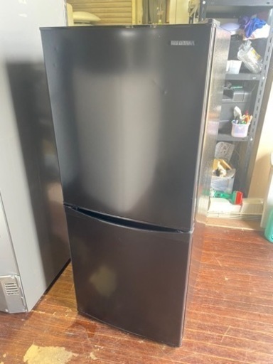 北九州市内配送無料　保証付き　2020年式　アイリスオーヤマ 冷蔵庫 142L 小型 一人暮らし 幅50cm 大容量 冷凍室 静音設計 省エネ基準達成率103% 右開き ブラック IRSD-14A-B