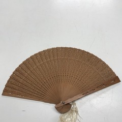 2402-916  木製透かし彫り 扇子 汚れあり 中古