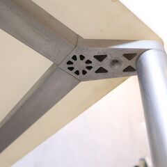 FritzHansen(フリッツハンセン)のP933 PLANO(プラーノ)ダイニングテーブルです。軽やかな印象のシンプルなダイニングテーブルはオフィスのミーティングテーブルなどにも。/北欧デンマーク