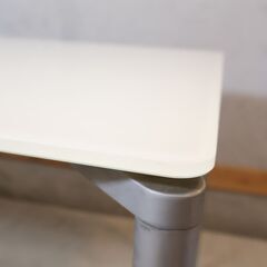 FritzHansen(フリッツハンセン)のP933 PLANO(プラーノ)ダイニングテーブルです。軽やかな印象のシンプルなダイニングテーブルはオフィスのミーティングテーブルなどにも。/北欧デンマーク
