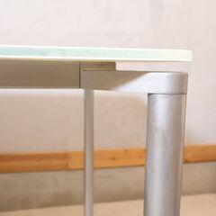 FritzHansen(フリッツハンセン)のP933 PLANO(プラーノ)ダイニングテーブルです。軽やかな印象のシンプルなダイニングテーブルはオフィスのミーティングテーブルなどにも。/北欧デンマーク