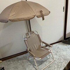 パラソル付きの椅子