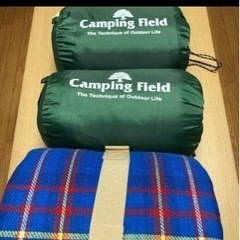 キャンプシートと寝袋、収納バッグ付き