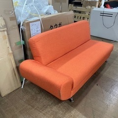 片肘　オシャレなオレンジ色の布製ソファーベッド　脚付き　訳あり