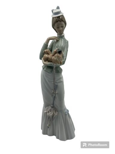 置物　陶器　LLADRO　仔犬を抱く貴婦人4893
