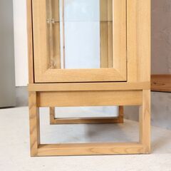 人気のkarimoku(カリモク家具)よりHN2000 キュリオケースです。オーク材のナチュラルな質感と北欧スタイルのデザインがどんなインテリアにも馴染む飾り棚。設置しやすいコンパクトなサイズです♪