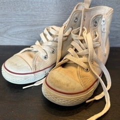 converseハイカットスニーカー19㎝とビルケンサンダル18.5㎝