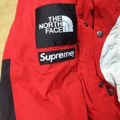 シュプリームとTHENORTHFACEのコラボジヤンパー