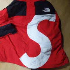シュプリームとTHENORTHFACEのコラボジヤンパー