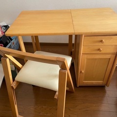 折り畳み引き出し付き机と椅子