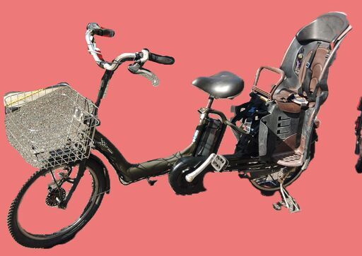 c34お子様と土日も土足のまま、いろいろなタイプのご試乗が可能です。  ️２０インチ、チャイルドシート、３人乗り、２人乗り、１人乗り、電動自転車  安心保障の３カ月・無料交換保証、無料１００日間・点検サービス付き  バッテリーは、新品の９０％以上の性能を保持していて、コンディション良好です。  １回の充電で３０ｋｍ以上の走行が可能です。山手線を半周するくらい走行可能です。  ️オプション無料。後ろチャイルドシートをかごに変更して１人乗りに変更も可能です。  ２０インチ、チャ