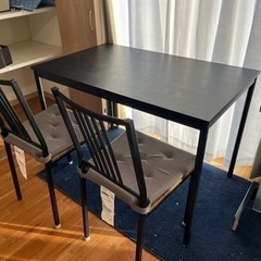 IKEAのダイニングテーブルと椅子２つ