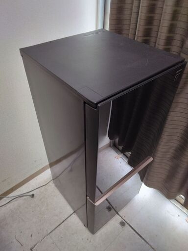 世田谷区近辺配送可能　2ドア冷蔵庫 シャープ 2018年製 SJ-GD14D-B 冷気を除菌「プラズマクラスター」 扉の左右替え可 137L ブラック コンパクト 1人用 電子レンジをのせて使える「耐熱100℃のトップテーブル」