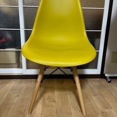 決定しました。黄色のかわいい椅子です
