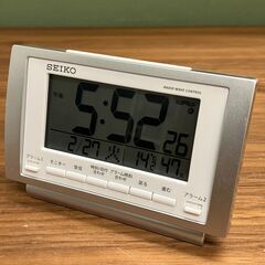 SEIKO 電波デジタル目覚まし時計（ホワイト/シルバー）