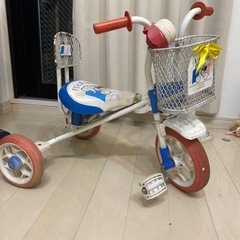 子供のおもちゃの車、おもちゃの三輪車，