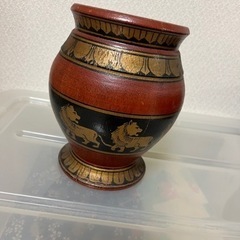 エキゾチックなライオン柄の木製壺