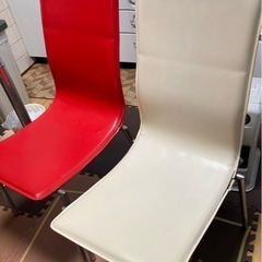 赤と白の椅子　合計4脚あります