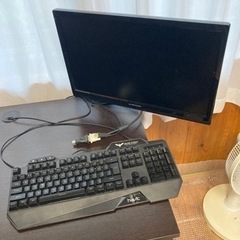 パソコン用モニターとキーボード