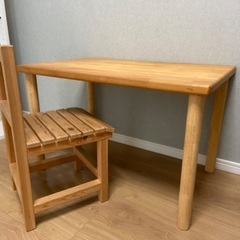 子供用の木の机と椅子